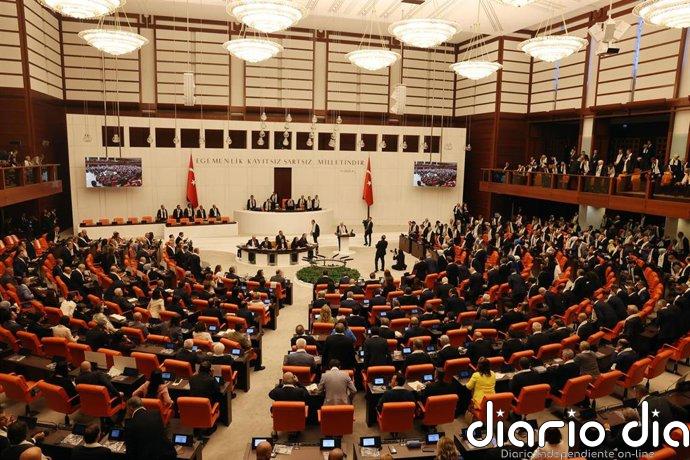 El Parlamento de Turquía aprueba un proyecto de ley que suspende procesos y condenas a miembros del PKK