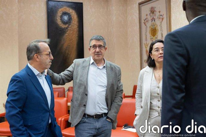 El PSOE admite que el CNI pudo haber avisado de llegadas de inmigrantes a Ceuta, pero no alertó de su alcance
