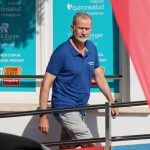 El Rey Felipe VI rinde homenaje a dos históricos regatistas antes de embarcar un día más con el Hispania