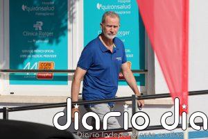 El Rey Felipe VI rinde homenaje a dos históricos regatistas antes de embarcar un día más con el Hispania