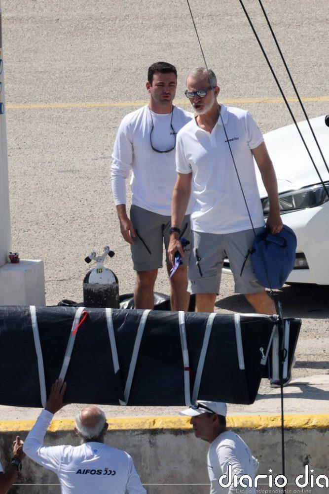 El Rey Felipe VI sorprende en Palma de Mallorca con un inusual doble movimiento antes de volver a navegar
