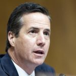 El senador por Ohio Bernie Moreno exige la dimisión a su antiguo yerno congresista, acusado de agredir a su exmujer