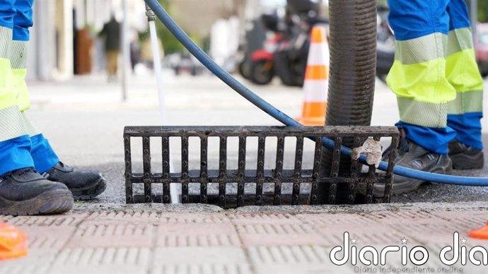 Emasesa limpia 16.090 imbornales y 115 kilómetros de red de saneamiento de Sevilla ante las primeras lluvias