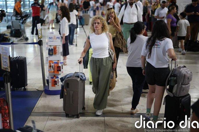 Equipaje de mano, indemnizaciones y retrasos en vuelos: todo lo que cambia con la nueva ley europea de pasajeros aéreos