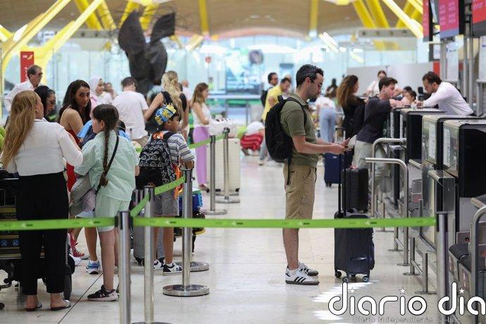 España realiza controles a 199 pasajeros de terceros países en el primer día de restablecimiento de fronteras con Italia