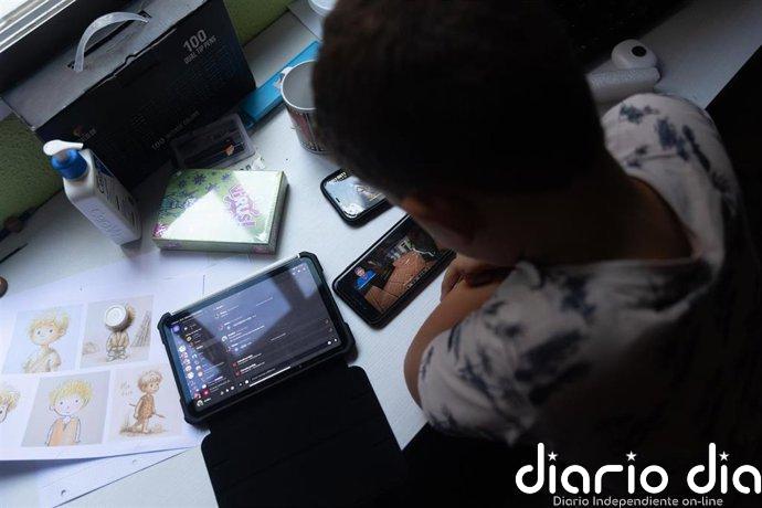España y Francia impulsarán una regulación europea que contemple la mayoría de edad para menores en redes sociales