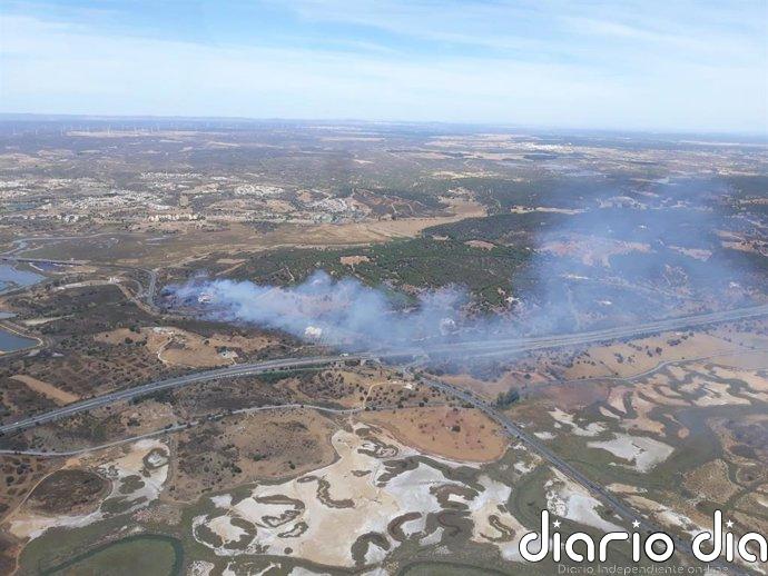 Estabilizado el incendio forestal en Costa Esuri (Huelva)