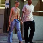 Ester Expósito elige el look más sexy y moderno para su última cita con Mbappé en Madrid: top abierto y 'jeans' anchos
