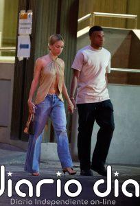 Ester Expósito elige el look más sexy y moderno para su última cita con Mbappé en Madrid: top abierto y 'jeans' anchos