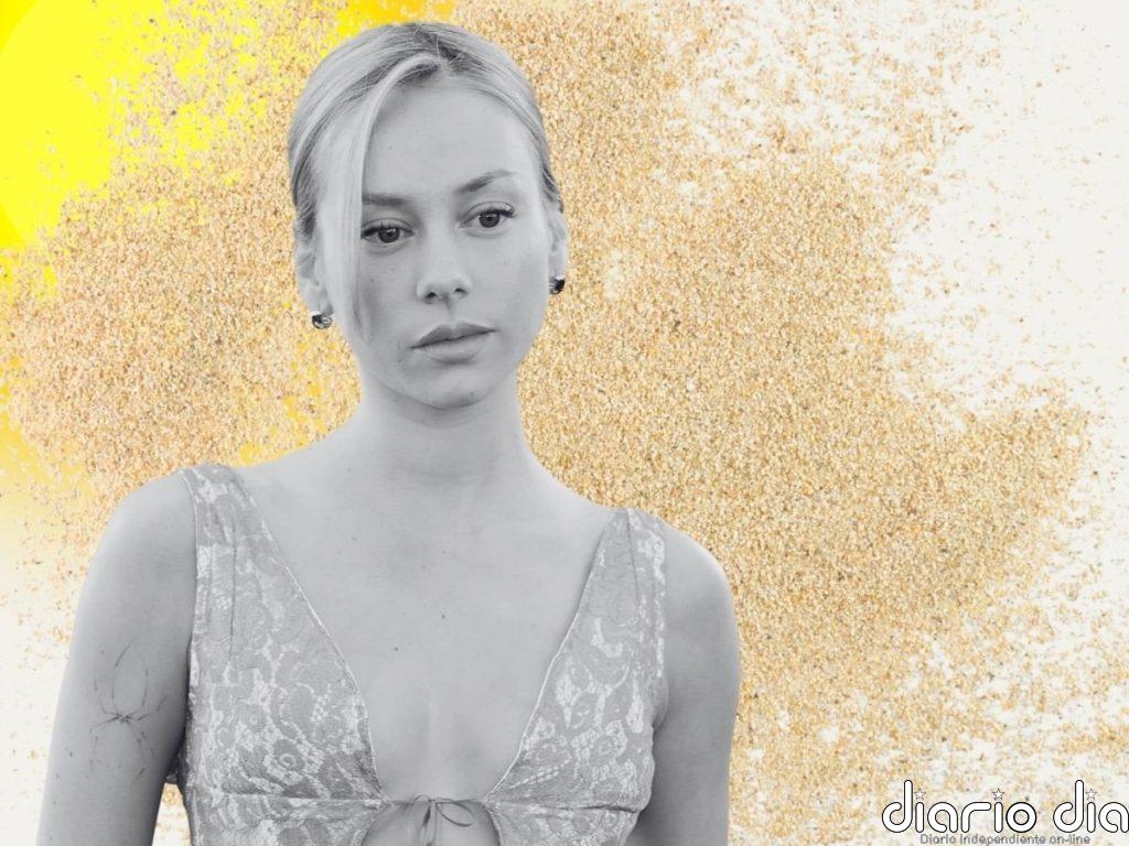 Ester Expósito tiene la minifalda blanca perfecta para pasar de la playa al chiringuito