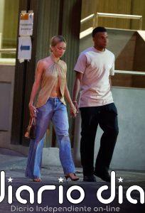 Ester Expósito y Mbappé dejan atrás la discreción y pasean de la mano por las calles de Madrid