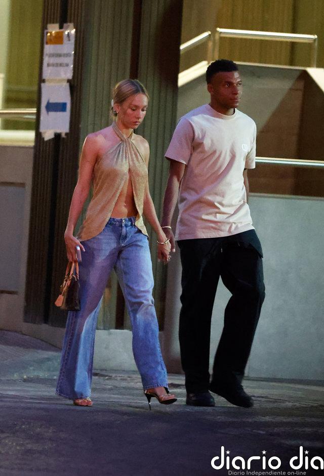 Ester Expósito y Mbappé dejan atrás la discreción y pasean de la mano por las calles de Madrid
