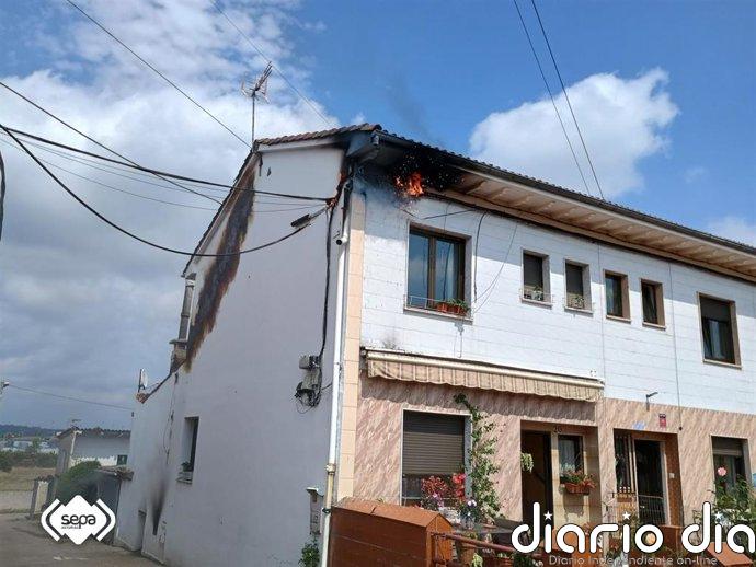 Extinguido un incendio en Granda (Siero) tras desprenderse unos cables eléctricos, sin afectados