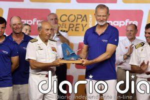 Felipe VI entrega los premios de la Copa del Rey de Vela como subcampeón de esta edición