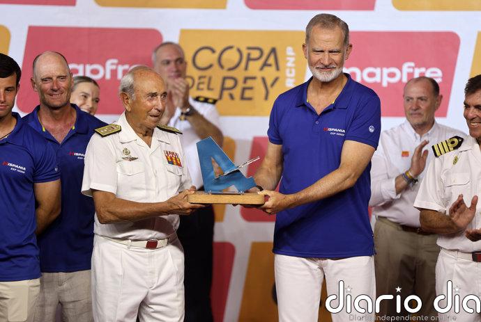 Felipe VI entrega los premios de la Copa del Rey de Vela como subcampeón de esta edición
