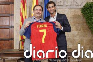 Ferran Torres reaparece tras causar sensación internacional y asume su nuevo papel como embajador de su tierra