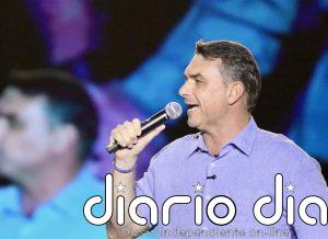 Flávio Bolsonaro vuelve a llamar corruptos a los jueces brasileños y afirma que sienten "pavor" de que gane