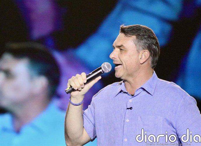 Flávio Bolsonaro vuelve a llamar corruptos a los jueces brasileños y afirma que sienten "pavor" de que gane