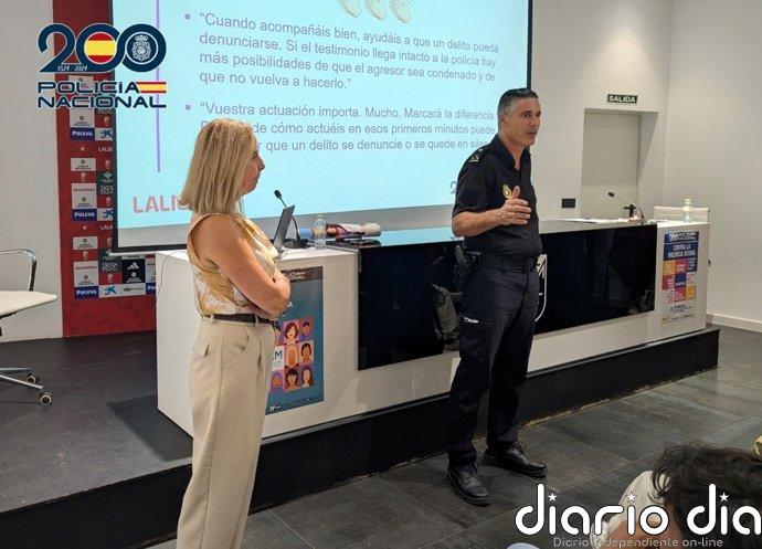 Formalizan un protocolo para prevernir la violencia sexual en la liga de fútbol y lo exponen en Los Cármenes en Granada