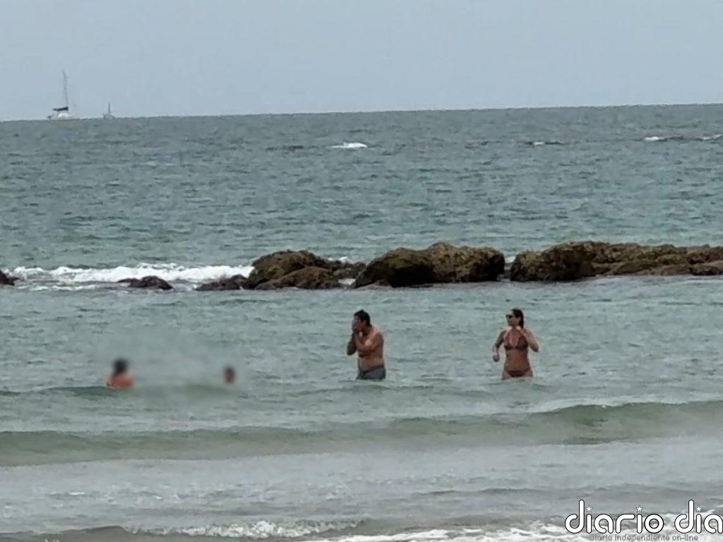 Francisco Rivera, pura complicidad con sus hijos Carmen y Curro durante sus vacaciones en la playa