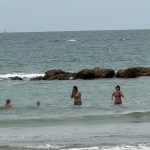 Francisco Rivera, pura complicidad con sus hijos Carmen y Curro durante sus vacaciones en la playa