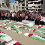 Funeral en Gaza por 50 palestinos cuyos cuerpos fueron encontrados bajo los escombros tras un ataque de Israel