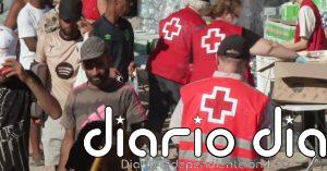 Furgones de la Policía Nacional escoltan a la Cruz Roja para el reparto de comida en Playa de Benítez