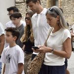 Gerard Piqué, desolado, da su último adiós a su abuela paterna arropado por Clara Chía