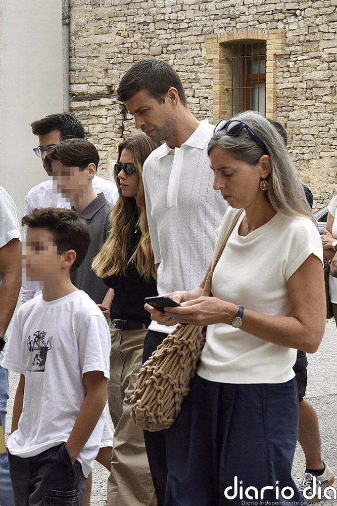 Gerard Piqué, desolado, da su último adiós a su abuela paterna arropado por Clara Chía