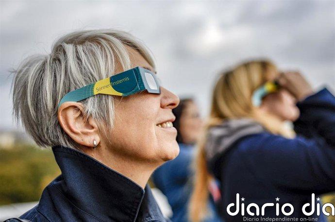 Gobierno pide precaución ante el eclipse y recuerda las medidas de seguridad en carretera y el uso de gafas homologadas