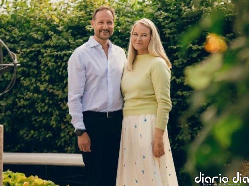Haakon y Mette-Marit de Noruega celebran sus bodas de plata mientras crece la preocupación por el Rey Harald