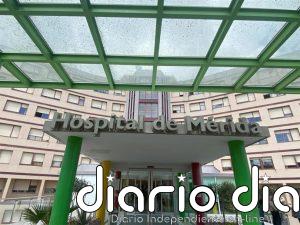 Herido grave el conductor de un camión que volcó tras chocar con un puente en la A-5 en Arroyo de San Serván