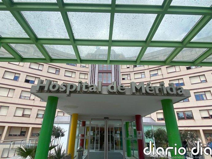 Herido grave el conductor de un camión que volcó tras chocar con un puente en la A-5 en Arroyo de San Serván