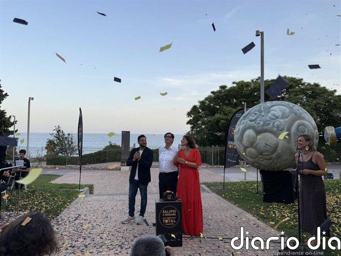 Illa acciona el pulsador que da inicio a la cuenta atrás para el eclipse