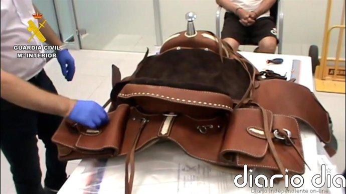 Intervenidos en Guadalajara más de cinco kilos de cocaína ocultos en una silla de montar enviada desde Colombia