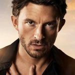 Jonathan Bailey tiene la respuesta a la pregunta más irresistible: ¿a qué huele un hombre atractivo?