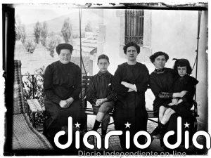Junta celebra el Día de la Fotografía con una exposición virtual que recupera retratos de familias tradicionales de C-LM