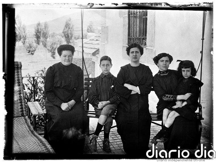 Junta celebra el Día de la Fotografía con una exposición virtual que recupera retratos de familias tradicionales de C-LM