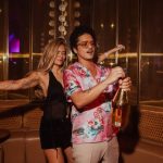 Karol G y Bruno Mars hacen saltar las alarmas: los looks elegidos para las imágenes que confirman su unión