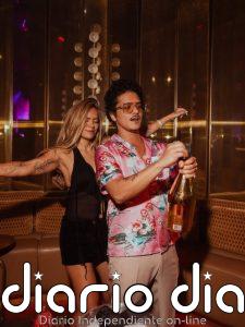 Karol G y Bruno Mars hacen saltar las alarmas: los looks elegidos para las imágenes que confirman su unión