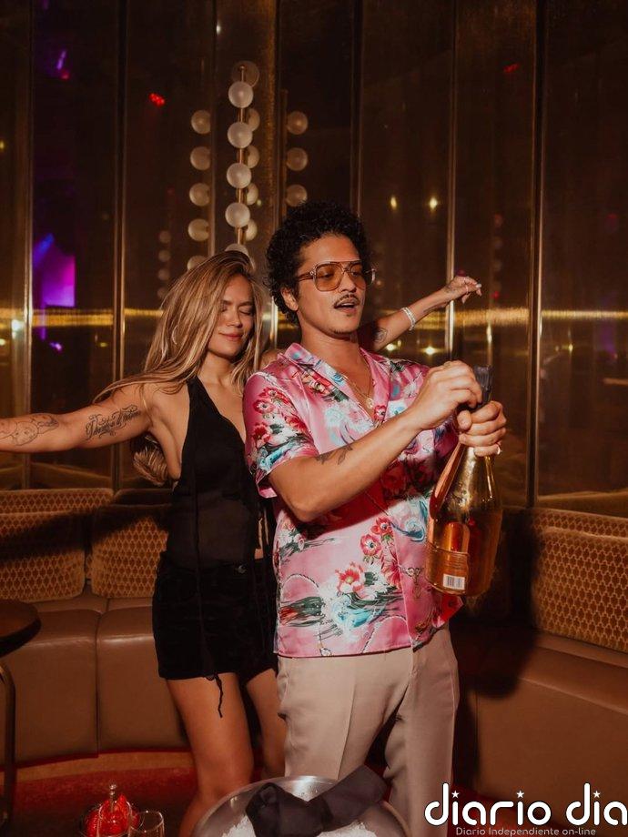 Karol G y Bruno Mars hacen saltar las alarmas: los looks elegidos para las imágenes que confirman su unión