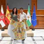 La alcaldesa de Almería entrega a Pablo Aguado el capote de paseo de la feria taurina