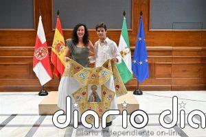 La alcaldesa de Almería entrega a Pablo Aguado el capote de paseo de la feria taurina