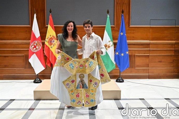 La alcaldesa de Almería entrega a Pablo Aguado el capote de paseo de la feria taurina