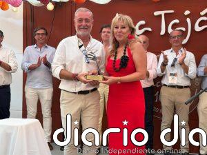 La Asociación La Tajá, "un referente" de la Feria de Málaga, reconoce a Juanma Moreno en su décimo aniversario