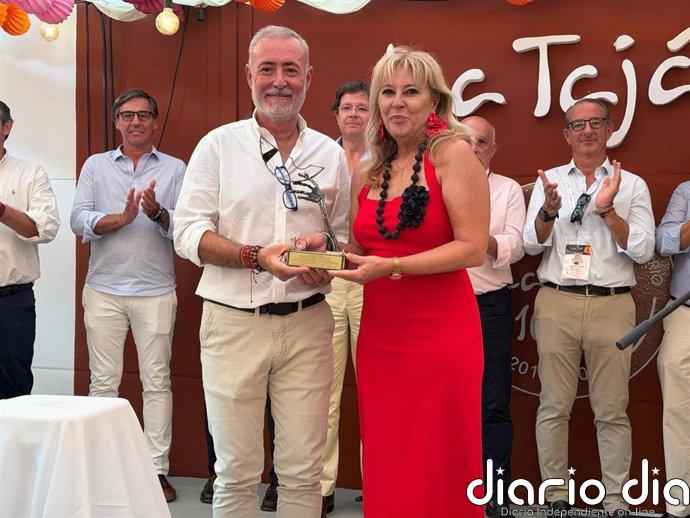 La Asociación La Tajá, "un referente" de la Feria de Málaga, reconoce a Juanma Moreno en su décimo aniversario