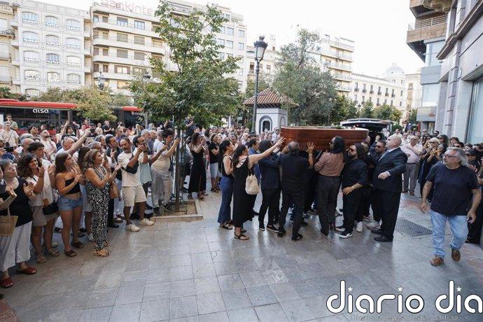 La ciudad de Granada despide emocionada al gran maestro de la guitarra flamenca Pepe Habichuela