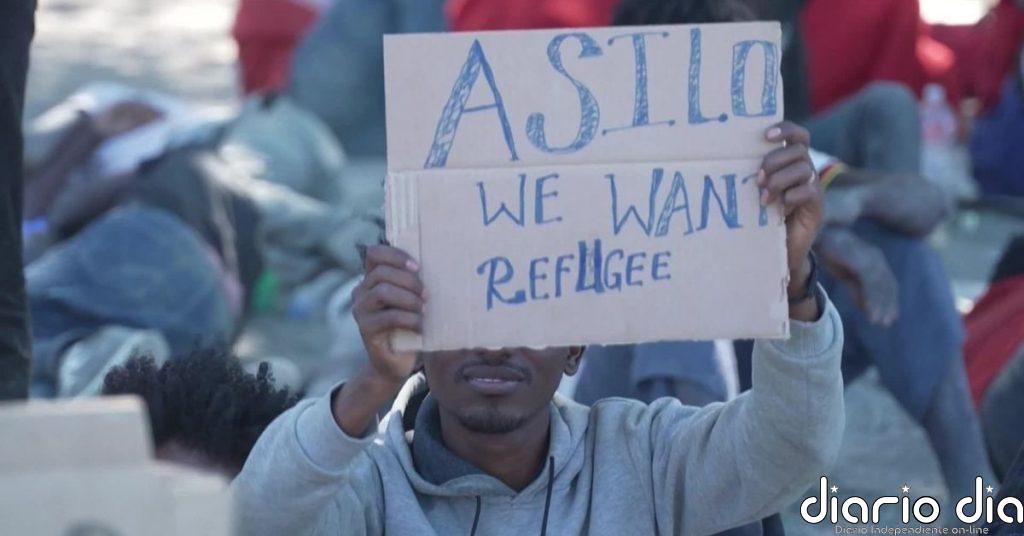 La Cruz Roja reparte alimentos a los migrantes que permanecen en las playas de Ceuta