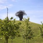 La Dama del Manzanares vigila Madrid desde una montaña de escombros del Parque Lineal