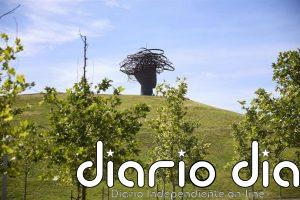La Dama del Manzanares vigila Madrid desde una montaña de escombros del Parque Lineal